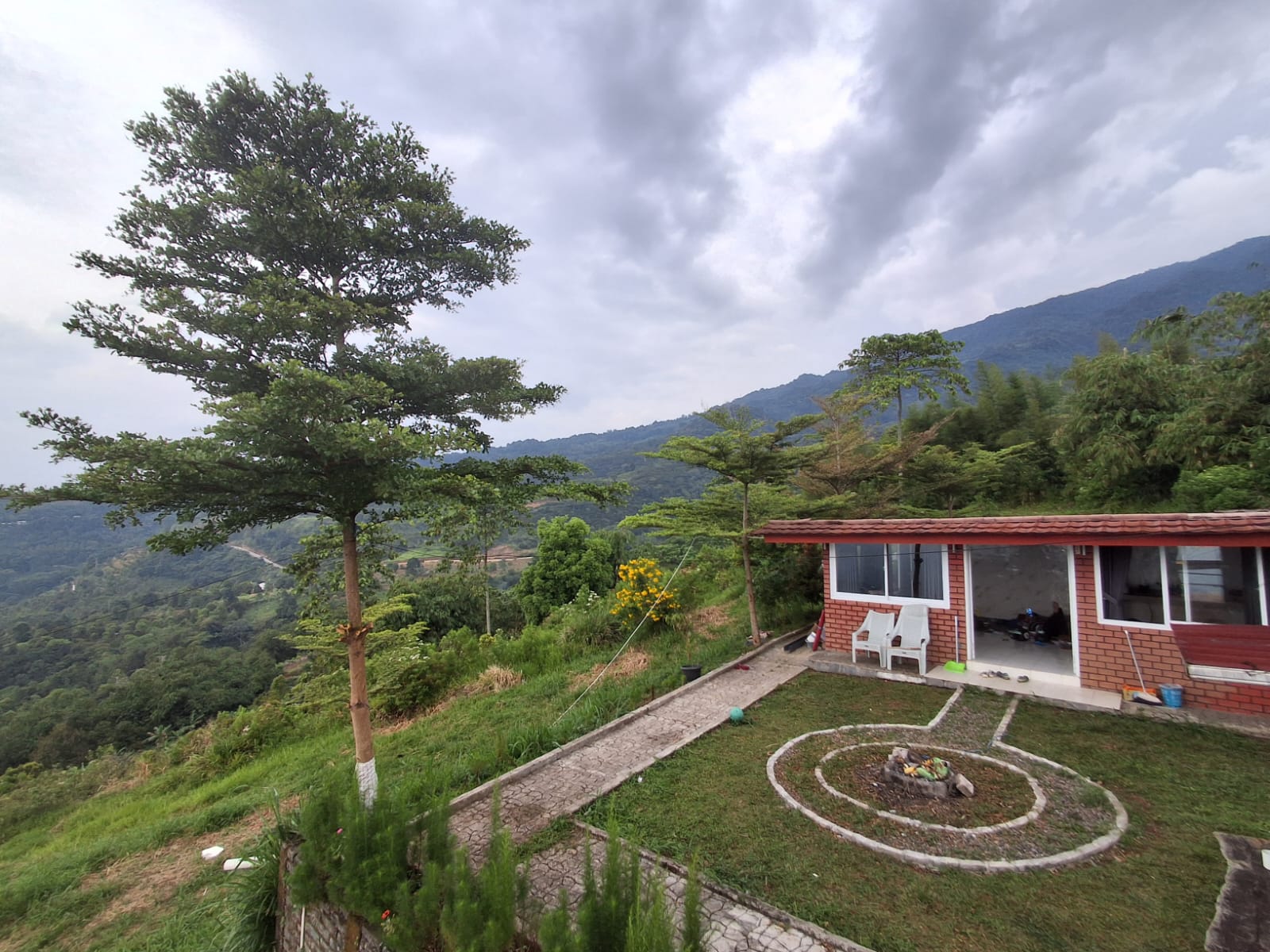 Villa Merah dengan pemandangan